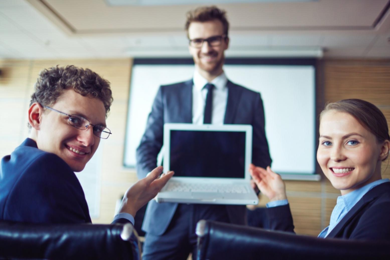 Finanzplanung mit Budgetüberschuss – Unterlagen und Analyse auf einem Schreibtisch